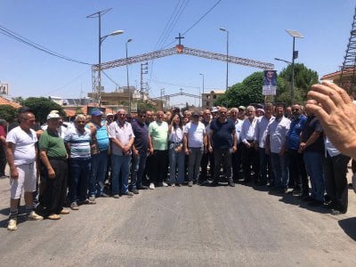 بسبب تعزيل الآبار وجفافها... اعتصام في القاع على الحدود اللبنانية السورية!
