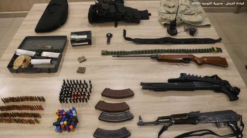 بين السلب والأسلحة والمخدرات... 25 شخصًا بقبضة "الجيش" (صور)
