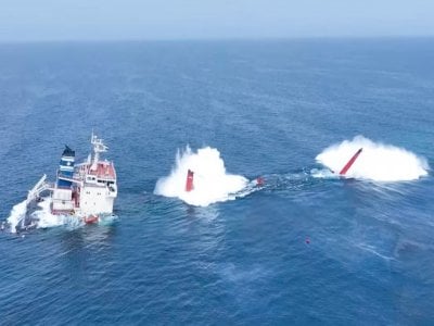 بعد إغراقها... واشنطن: الحوثيون اختطفوا ناجين من طاقم 