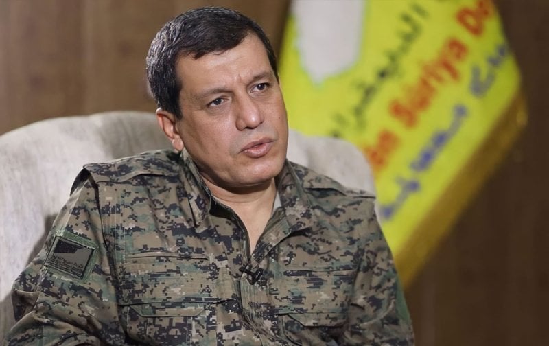 قائد "قسد" يغادر شرق الفرات... أين سيلتقي المبعوث الأميركي؟