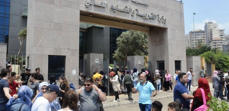 متعاقدو الأساسي في السراي... ويضعون مطالبهم أمام الحكومة
