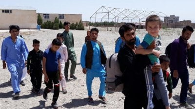 ايران ترحل 300 ألف أفغاني قسرّا والتهمة... تجسس
