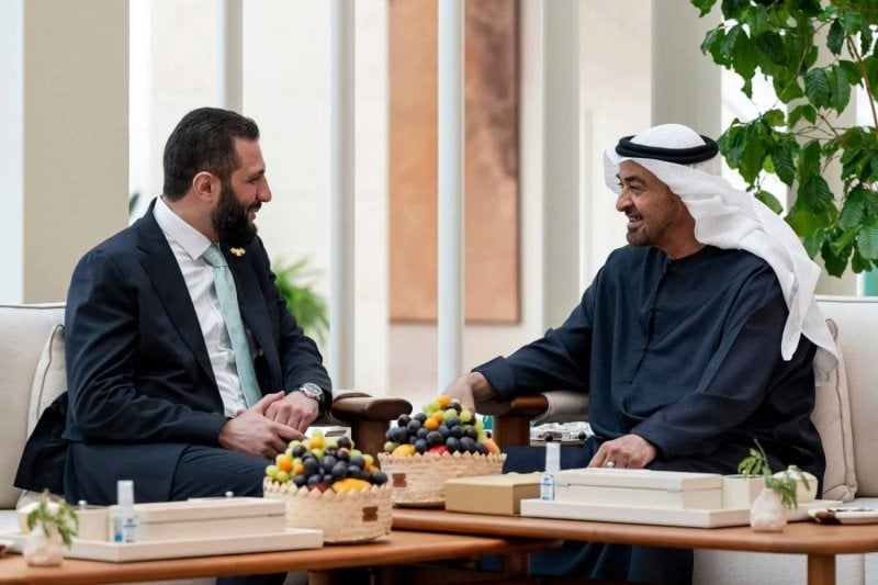 "يديعوت أحرونوت": الإمارات تتوسط لتسليح سوريا لقتال حزب الله