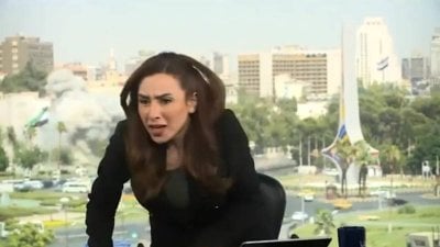 لحظة القصف تُبث مباشرة... مذيعة تغادر الهواء بعد استهداف وزارة الدفاع!