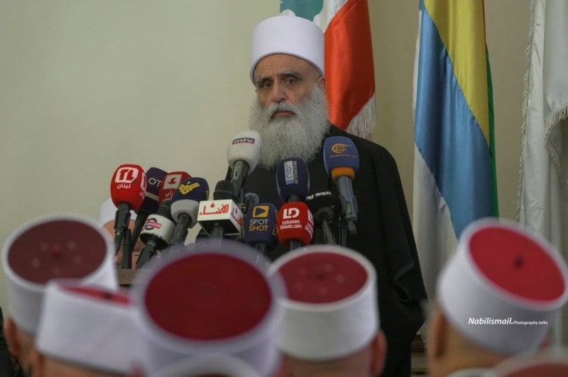 بين عمامة وشارب الرجل المعروفي... سؤال من أبي المنى إلى "القيادة السورية"