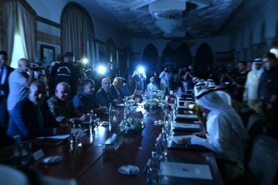 بالفيديو: انقطاع الكهرباء يربك اجتماع 