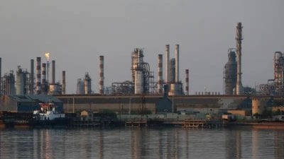 حريق في مصفاة عبادان جنوب إيران... والإنتاج مستمر!