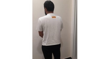 بعد أن هدد آمر السجن بالقتل... شقيق سجين بقبضة 