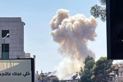 على بُعد أمتار... نجاة دبلوماسيين غربيين من قصف وزارة الدفاع السورية