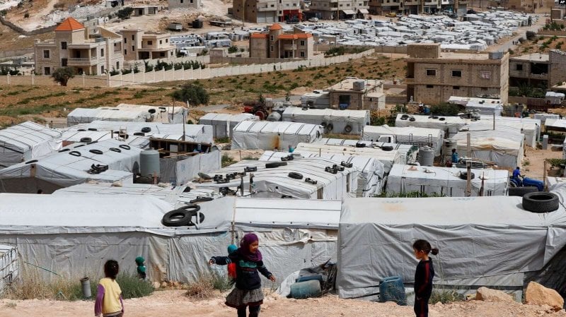 دون تسجيل مخالفات... الجيش يفتش مخيمًا للنازحين في حاصبيا 