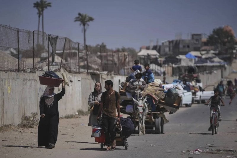 قصف واعتقالات ونهب... هجوم ثلاثي على طواقم ومرافق منظمة الصحة العالمية في دير البلح
