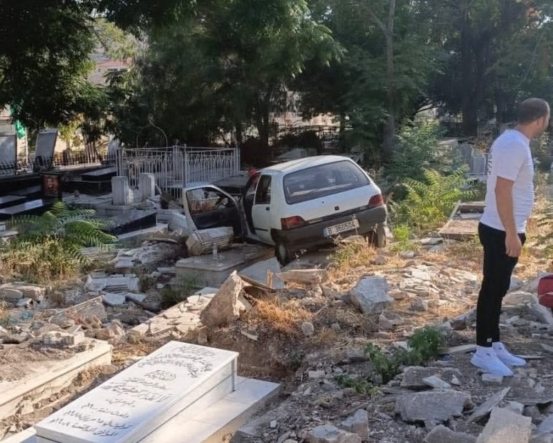 حادثٌ غير مألوف في النبطية... سيارة تقتحم الجبانة!