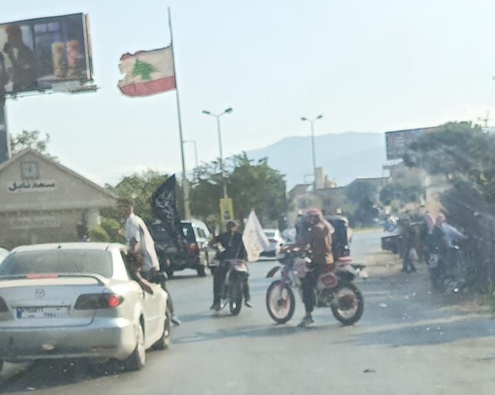 "شعاراتٌ دينية على سيارات السوريين في سعدنايل"... ونائبٌ يتخوّف من "فتنة"