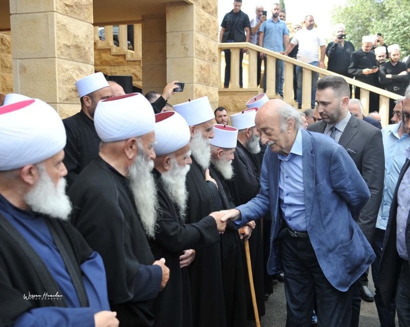 "القائد الواسع المدى والبعيد الرؤيا"... أبي المنى يشيد بجنبلاط 
