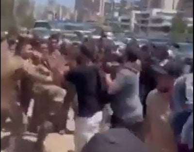 بعد محاولة دخول السفارة المصرية... اشتباك بين 