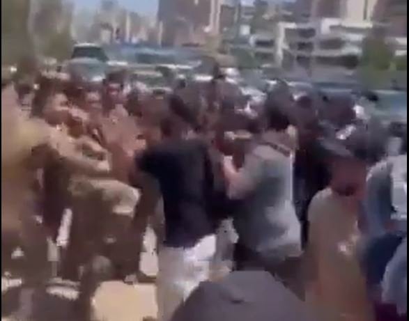 بعد محاولة دخول السفارة المصرية... اشتباك بين "الجيش" وعدد من المتظاهرين
