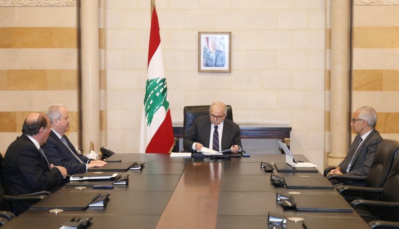 "بحضور وزير المالية وحاكم مصرف لبنان"... سلام يترأس اجتماعًا ماليًا في السرايا 

