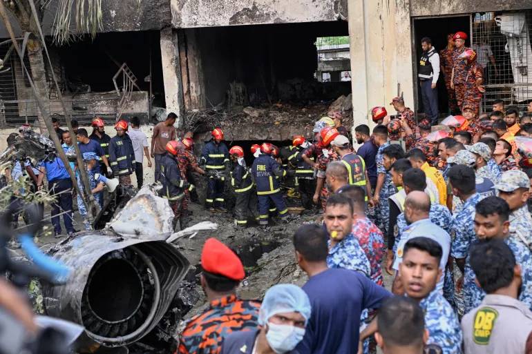  بينهم 25 طفلاً... تحطم مقاتلة في دكا يودي بحياة 27 شخصاً