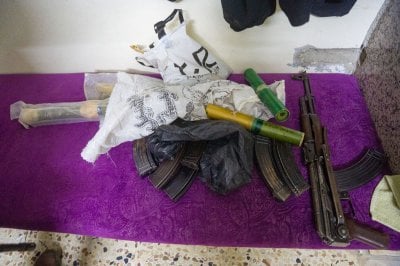 الجيش الإسرائيلي يعلن اعتقال تجّار أسلحة في جنوب سوريا (فيديو)

