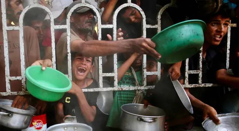 "مصائد الموت" تفتك بـ800 شخص... وحصار يهدد الآلاف بالموت جوعاً!
