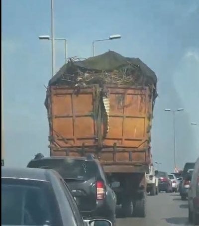على أوتوستراد نهر الموت: الشاحنة تسير والقانون يركض خلفها! (فيديو)



