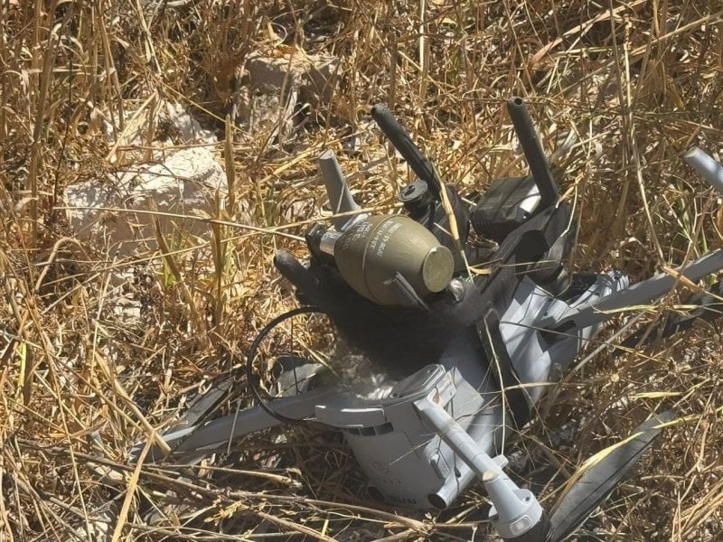 بالصورة: سقوط محلقة في ميس الجبل... و"الجيش" يعمل على تفكيكها