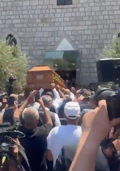 بالفيديو: لحظة وصول جثمان الرحباني إلى الكنيسة