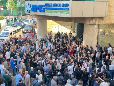 تصفيق ودموع يرافقان نعش زياد الرحباني... ولبنان يغني له للمرة الأخيرة (فيديو)