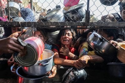 استئناف الإنزال الجوي للمساعدات في غزة... والأمم المتحدة تحذّر! (فيديو)