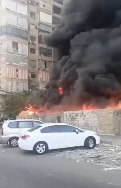 النيران تشتعل في الطريق الجديدة... ومطالبة عاجلة بتدخل الدفاع المدني (فيديو)

