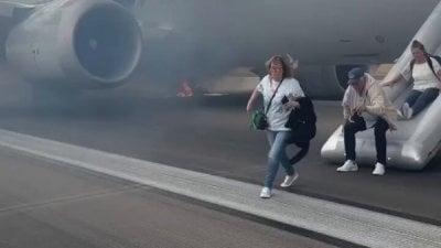 ذعر في مطار دنفر... إجلاء طائرة أميركية بعد اندلاع حريق قبيل الإقلاع!