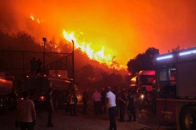 حرائق تركيا تخرج عن السيطرة... والنيران تحاصر رابع أكبر مدينة