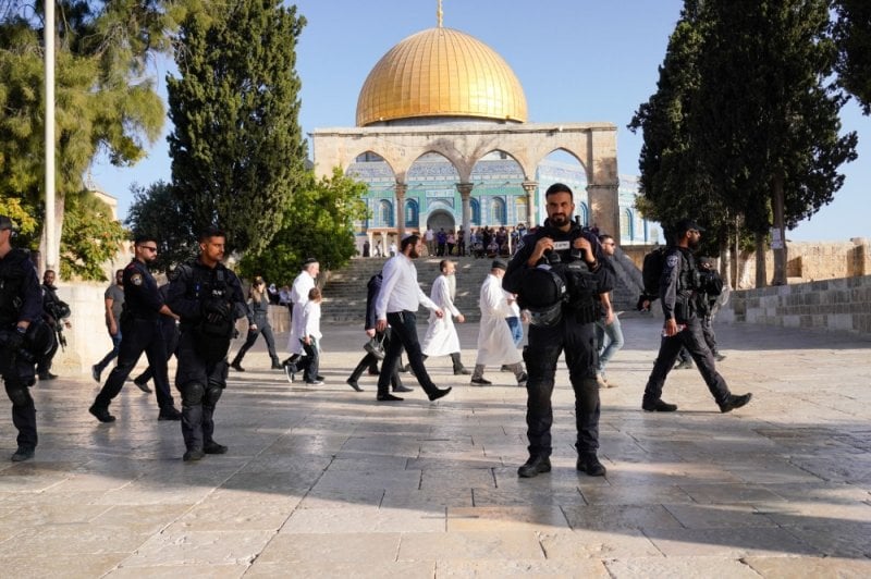 اخطار بمحو قرية في القدس... ومستوطنون يقتحمون الأقصى 