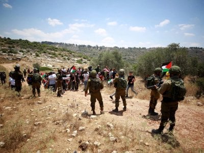 هجوم عنيف للمستوطنين في الضفة... واستشهاد فلسطيني اختناقاً