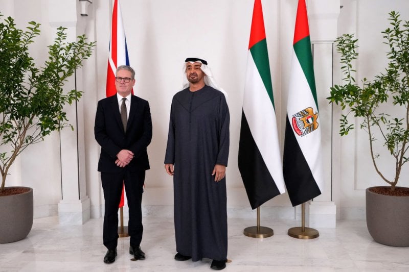 بن زايد وستارمر يدعمان حل الدولتين ووقف النار في غزة
