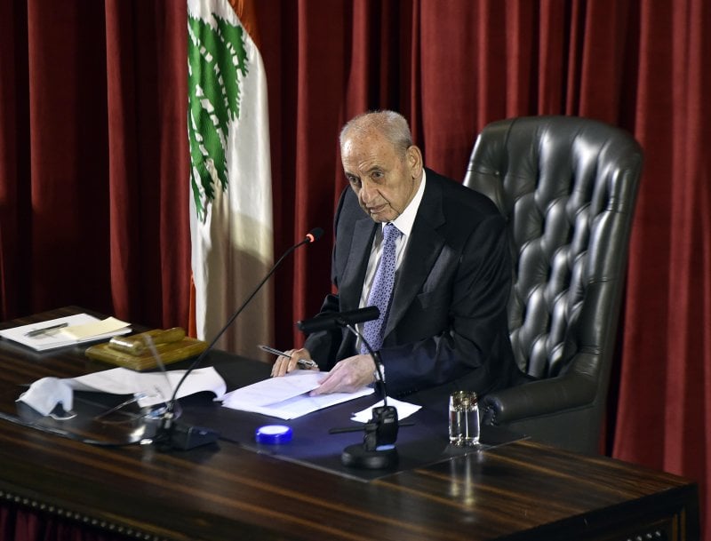 "لا أنا ولا الحزب معنا خبر"... برّي يسخر من شائعات الخلاف
