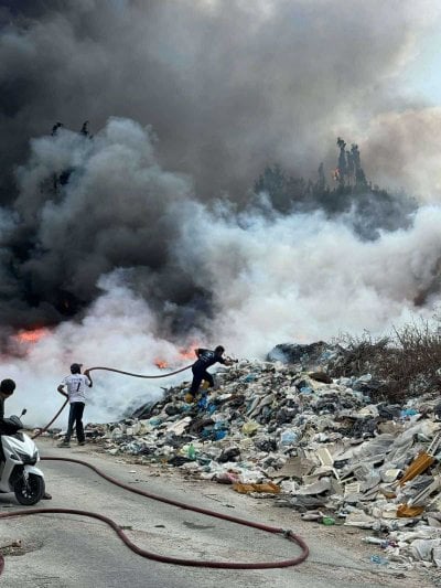 حريق كبير في منطقة جنوبية يهدد صحة الأهالي... ونداء عاجل لمؤازرة فرق الإطفاء!