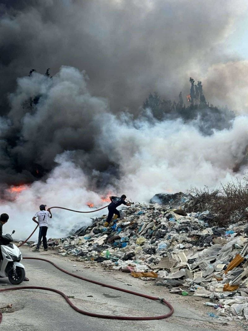 حريق كبير في منطقة جنوبية يهدد صحة الأهالي... ونداء عاجل لمؤازرة فرق الإطفاء!