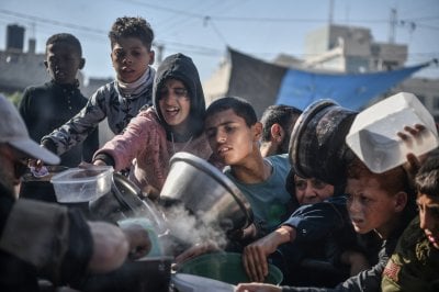 غزة تحت الحصار: الاحتلال يسمح بـ15% فقط من احتياجات الغذاء!