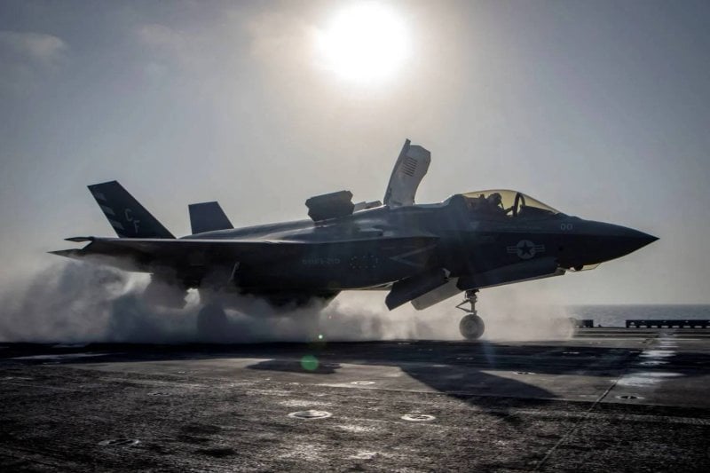 "نجا بأعجوبة"... تحطم مقاتلة F-35 أميركية في كاليفورنيا (فيديو)