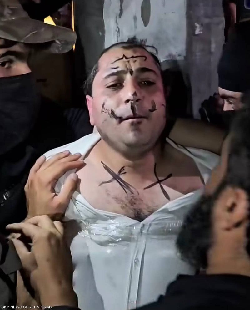 "ترديد شعارات بالقوة"... مشاهد توثق الاعتداء على فنان سوري في حلب (فيديو)


