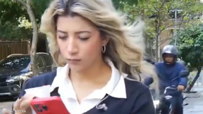 "كان الأمر مخيفاً"... لص يحاول خطف هاتف مراسلة على الهواء (فيديو)
