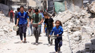 بين الواقع والرواية.. إسرائيل تزعم تحسين المساعدات وغزة تحت القصف

