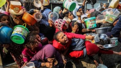 غزة في قبضة المجاعة… خطط أميركية غامضة وتحركات جوية دولية

