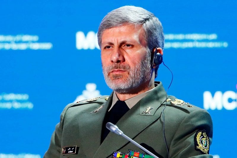 "في حالة استعداد تام"... قائد الجيش الإيراني يحذّر