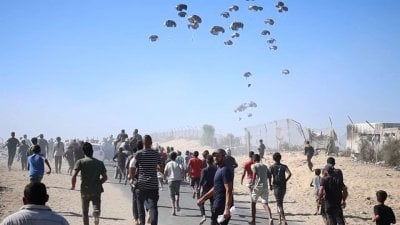 تحالف دولي - اسرائيلي... الجيش ينزل 136 حزمة مساعدات على غزة