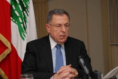 السنيورة يحذر من 