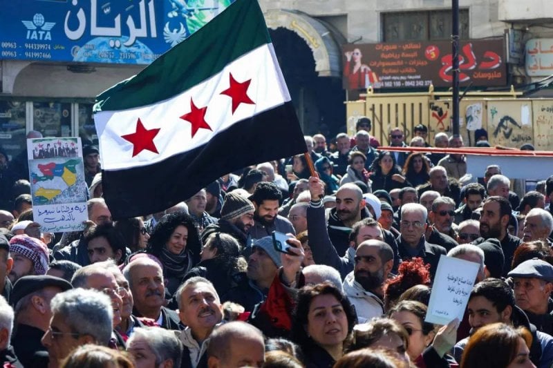 السويداء تنتفض: رفض للجنة التحقيق الحكومية ومطالبة بتحقيق دولي!
