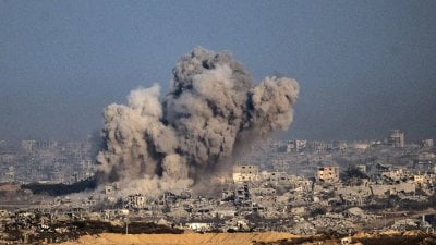 اثر قصف إسرائيلي... مقتل موظف بالهلال الأحمر الفلسطيني وإصابة آخرين (فيديو)
