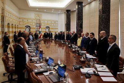جلسة للحكومة تعقد وغياب لوزيرين